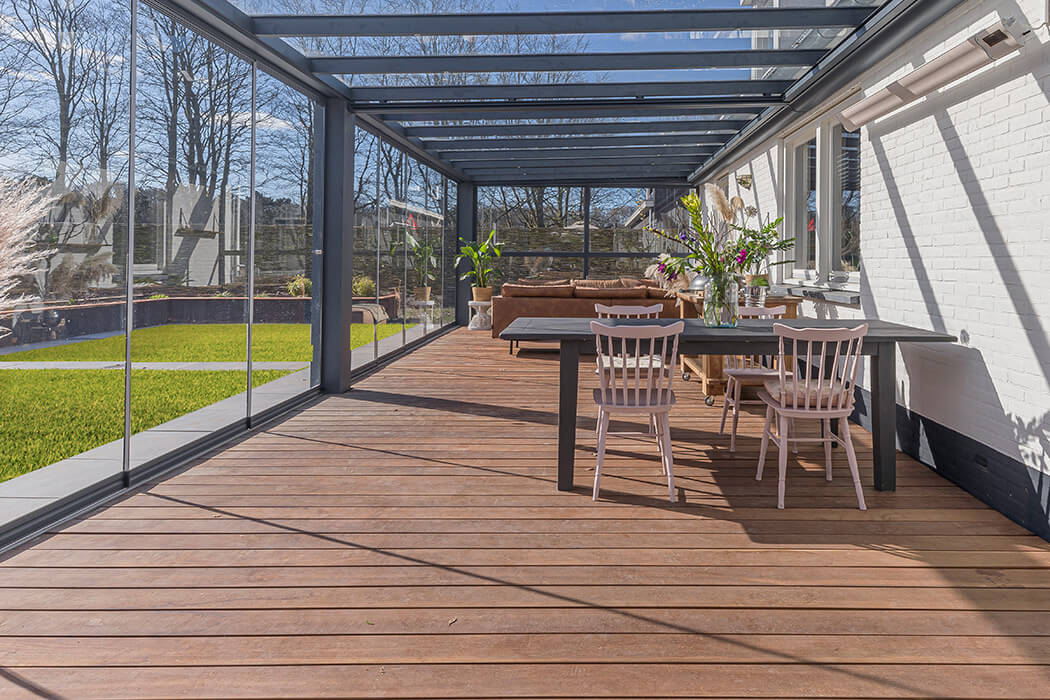 Tuinkamer met glazen schuifwanden in Nunspeet - Romijn Zonwering